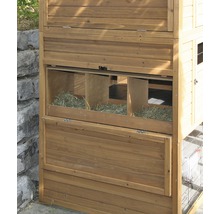 Holzkaninchenstall mit Heu in den Nistkästen