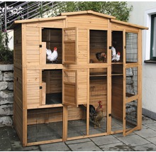 Großer Hühnerstall aus Holz mit mehreren Hühnern