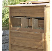 Detailansicht eines Hühnerstalls mit Nistkasten aus Holz