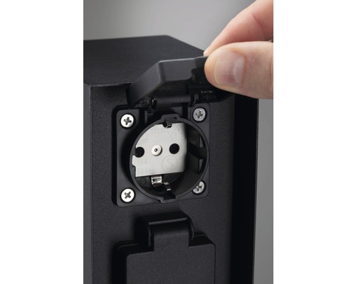 Geöffneter Steckdosenanschluss für den Außenbereich