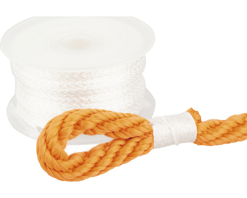Orangefarbenes Tau mit Schlaufe und eine Rolle mit Seil