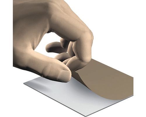 Eine Hand zieht die Schutzfolie von einer Platte ab.