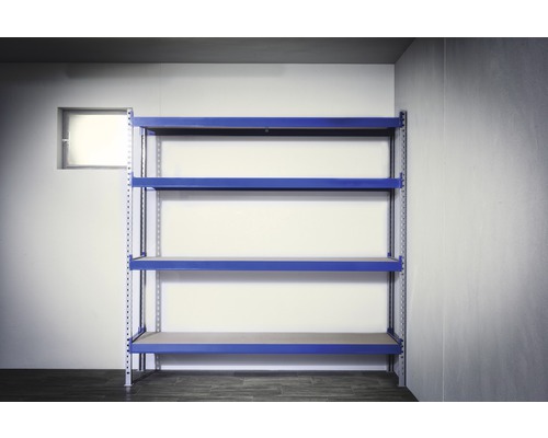 Blaues Metallregal mit vier Ebenen im Lagerraum