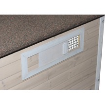 Detailansicht eines Holzhauses mit Schiebefenster und Lüftungsgitter