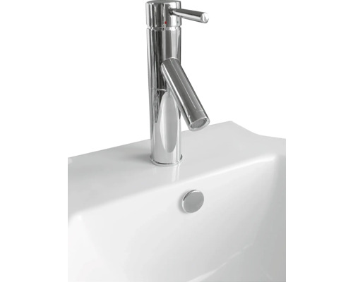 Waschtischarmatur aus Chrom auf einem weißen Waschbecken