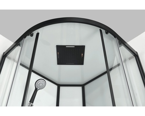 Innenansicht einer Duschkabine mit Glaswänden und einem Duschkopf