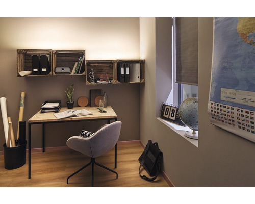 Helles Arbeitszimmer mit Schreibtisch, Stuhl, Wandregalen und Weltkarte
