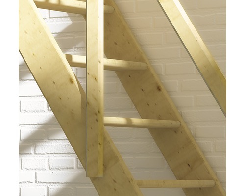 Holztreppe vor einer Ziegelwand