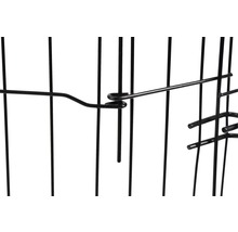 Detailansicht eines schwarzen Metallzauns mit Verriegelungsmechanismus.