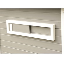 Detailansicht eines grauen Gerätehauses mit einem weißen Fensterrahmen