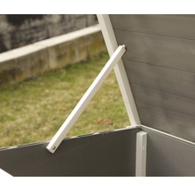 Detailansicht einer grauen Gartentruhe mit weißem Rahmen