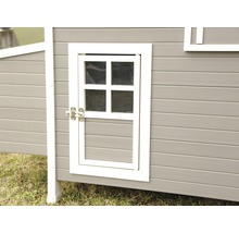 Detailansicht eines Holzspielhauses mit Fenster und Verschlussriegel