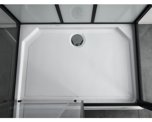 Weiße Duschwanne mit Ablauf in einer Duschkabine