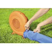 Aufblasbare Hüpfburg Gebläse mit einer Person, die ein Befestigungselement hält