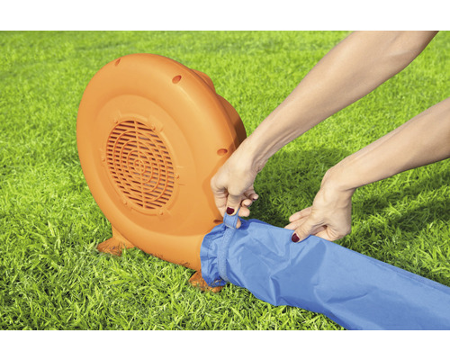 Aufblasbare Hüpfburg Gebläse mit einer Person, die ein Befestigungselement hält