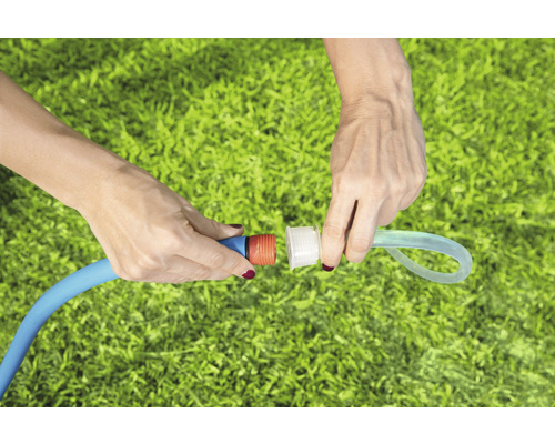 Gartenarbeitsszene mit zwei Händen, die einen Gartenschlauch verbinden, im Hintergrund Rasen