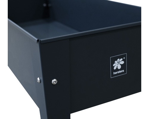 Detailansicht eines schwarzen Pflanzkastens mit Herstera Logo.