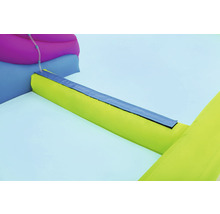 Detailansicht einer aufblasbaren Hüpfburg mit hellblauem Boden und Begrenzungen