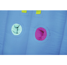 Detailansicht einer blauen Spielburg mit Öffnungen