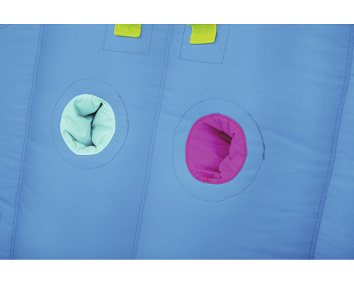 Detailansicht einer blauen Spielburg mit Öffnungen