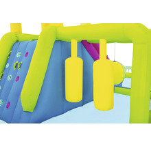 Detailansicht eines aufblasbaren Spielcenters mit Kletterwand und Boxsäcken