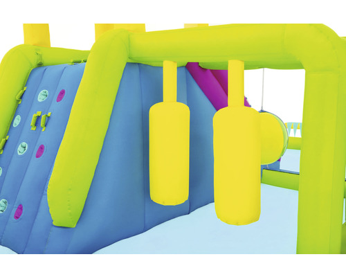 Detailansicht eines aufblasbaren Spielcenters mit Kletterwand und Boxsäcken