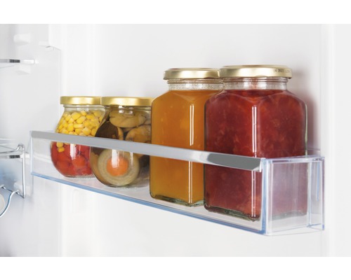 Regal im Kühlschrank mit eingelegten Lebensmitteln in Gläsern