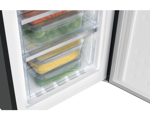 Gefrierfach mit transparenten Behältern gefüllt mit Gemüse