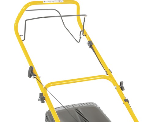 Detailansicht eines Rasenmähers mit Griff und Steuerungselementen.