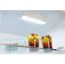 Innenansicht eines Kühlschranks mit LED-Beleuchtung und Lebensmitteln