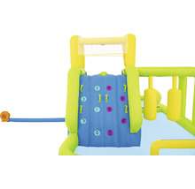 Aufblasbarer Wasserpark mit Kletterwand und Hindernissen.