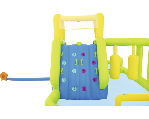 Aufblasbarer Wasserpark mit Kletterwand und Hindernissen.