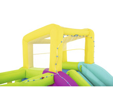 Detailansicht einer aufblasbaren Wasserrutsche mit Wasseranschluss