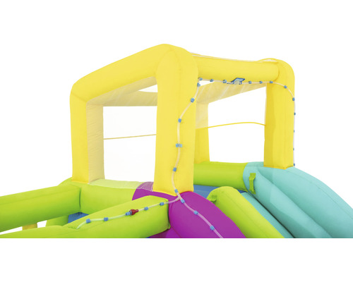 Detailansicht einer aufblasbaren Wasserrutsche mit Wasseranschluss