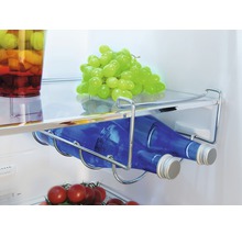 Kühlschrank mit Getränken, Obst und Gemüse auf den Regalen und im Flaschenhalter