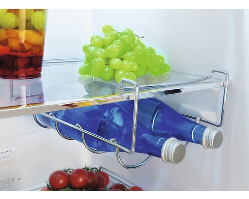 Kühlschrank mit Getränken, Obst und Gemüse auf den Regalen und im Flaschenhalter