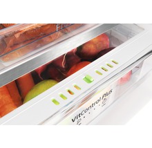 Gemüse und Obst im Frischesystem eines Kühlschranks
