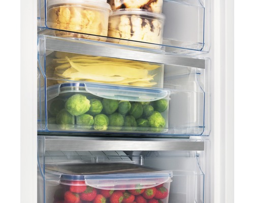 Gefrierschrank mit Behältern gefüllt mit Lebensmitteln