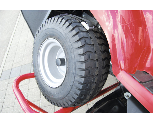 Rasentraktor Reifen mit Gurt befestigt