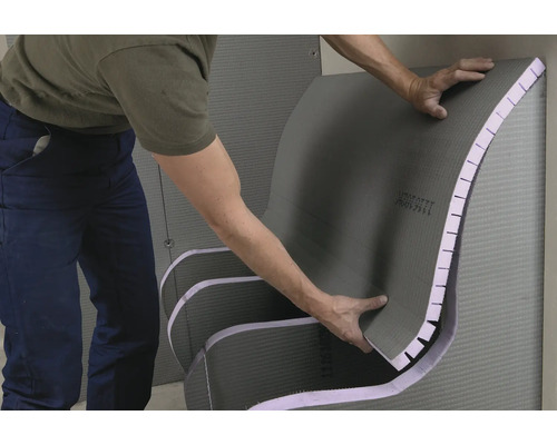 Handwerker bringt Duschbauplatte im Badezimmer an