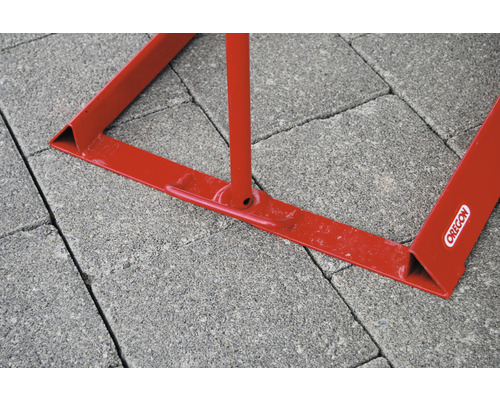 Detailaufnahme einer Sägebock-Basis von Oregon auf Pflastersteinen