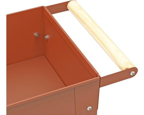 Detailansicht eines Werkzeugkastens aus Metall mit Holzgriff