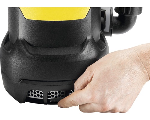 Detailansicht einer Schmutzwasserpumpe mit Finger am Schalter