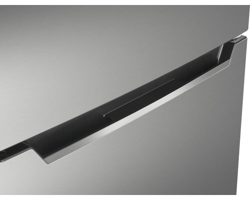 Detailansicht eines Kühlschranks mit Griffleiste