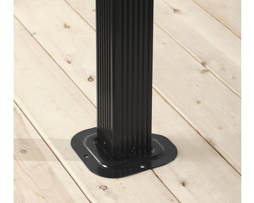 Detailansicht eines Pfostens mit Fußplatte auf einem Holzboden