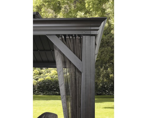 Detailansicht eines Pavillons mit Vorhängen