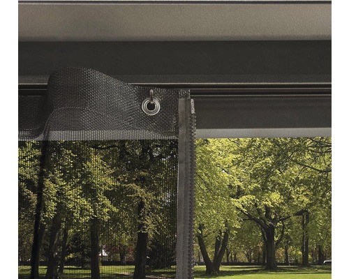 Detailansicht einer Gazebo-Moskitonetz-Befestigung mit Ösen zur Aufhängung.