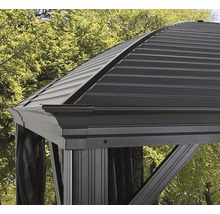 Detailansicht eines Pavillons mit Metalldach und Vorhängen