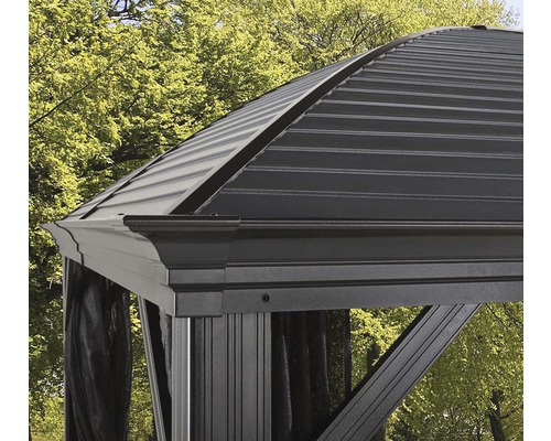 Detailansicht eines Pavillons mit Metalldach und Vorhängen