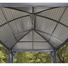 Detailaufnahme des Metalldachs eines Pavillons